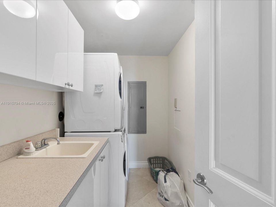 For Sale: $3,375,000 (3 beds, 3 baths, 2214 Square Feet)