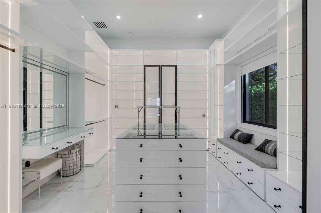 En Renta: $26,500 (6 camas, 6 baños, 4606 Pies cuadrados)