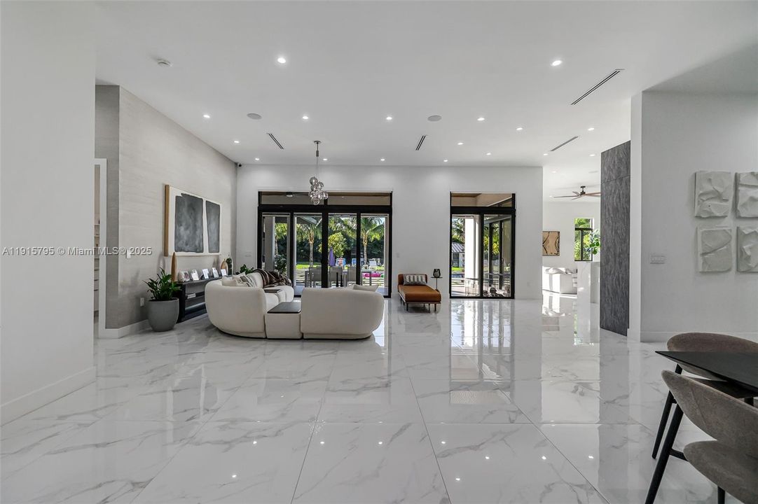 En Renta: $26,500 (6 camas, 6 baños, 4606 Pies cuadrados)