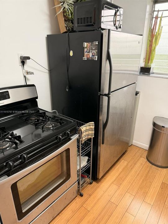 Active With Contract: $1,700 (0 beds, 1 baths, 390 Square Feet)