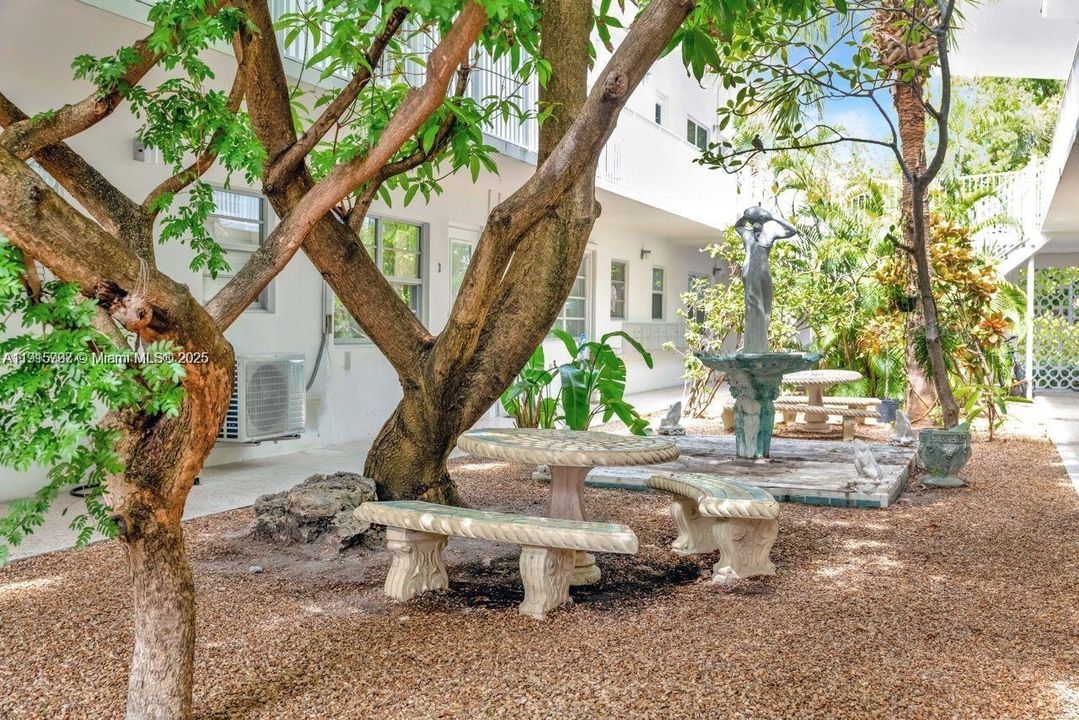 Active With Contract: $1,700 (0 beds, 1 baths, 390 Square Feet)