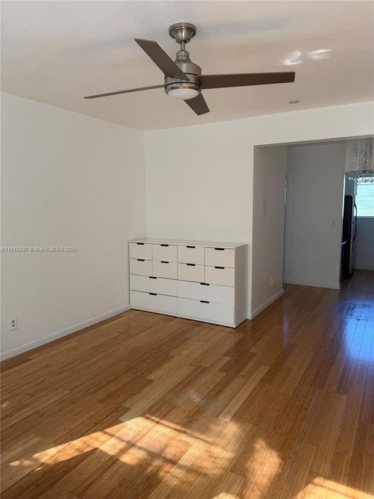 Active With Contract: $1,700 (0 beds, 1 baths, 390 Square Feet)