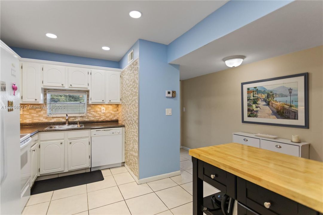 For Sale: $179,900 (2 beds, 2 baths, 1170 Square Feet)