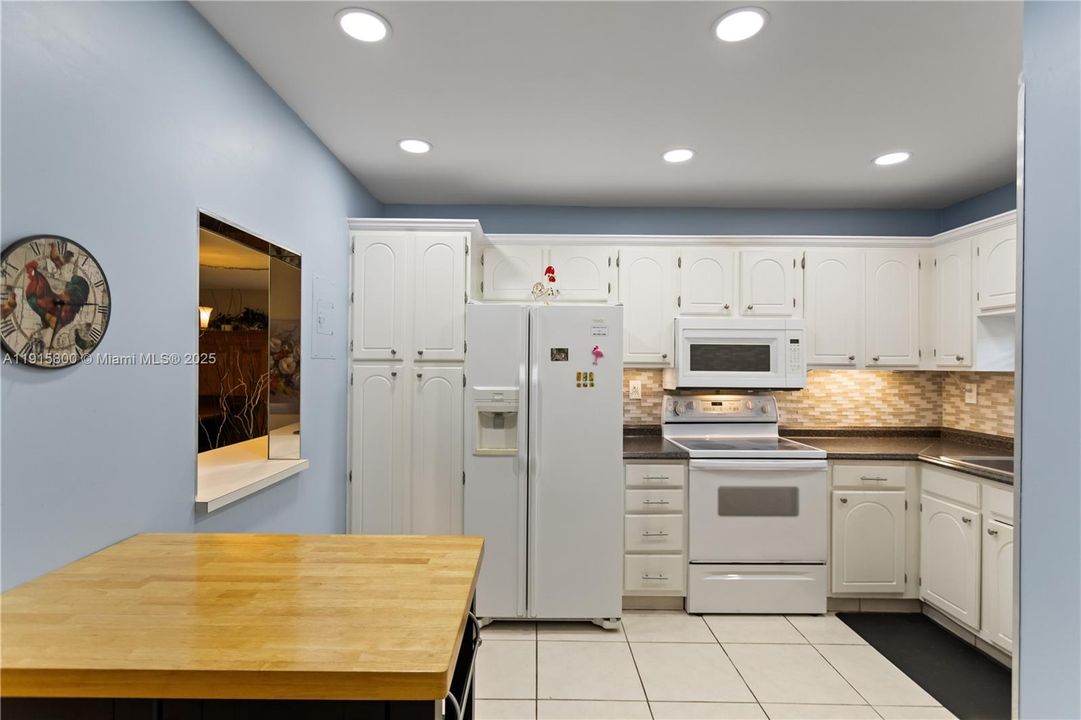 For Sale: $179,900 (2 beds, 2 baths, 1170 Square Feet)