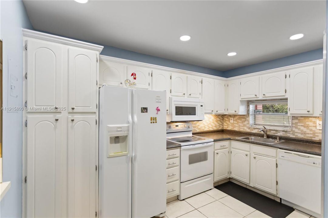 For Sale: $179,900 (2 beds, 2 baths, 1170 Square Feet)