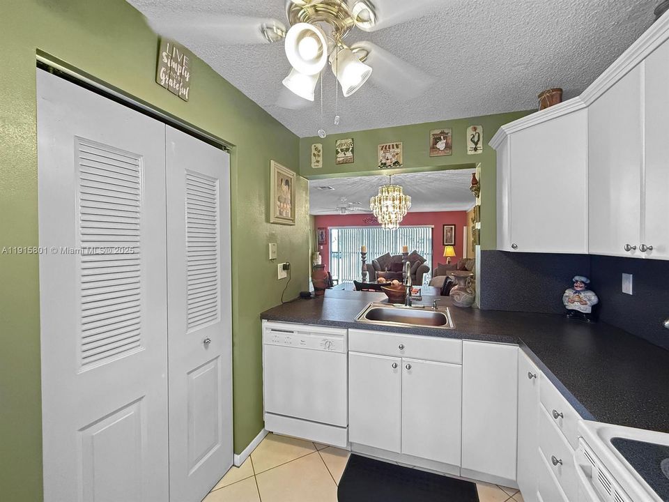 For Sale: $179,000 (2 beds, 2 baths, 1019 Square Feet)