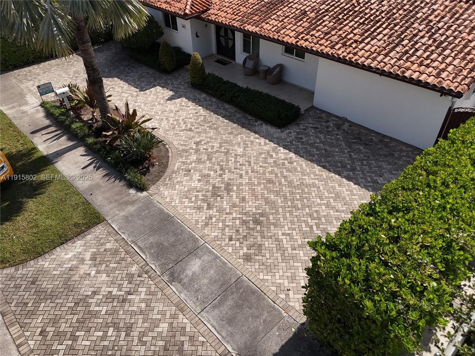 For Rent: $5,699 (4 beds, 3 baths, 1995 Square Feet)