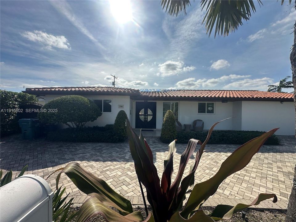 For Rent: $5,699 (4 beds, 3 baths, 1995 Square Feet)