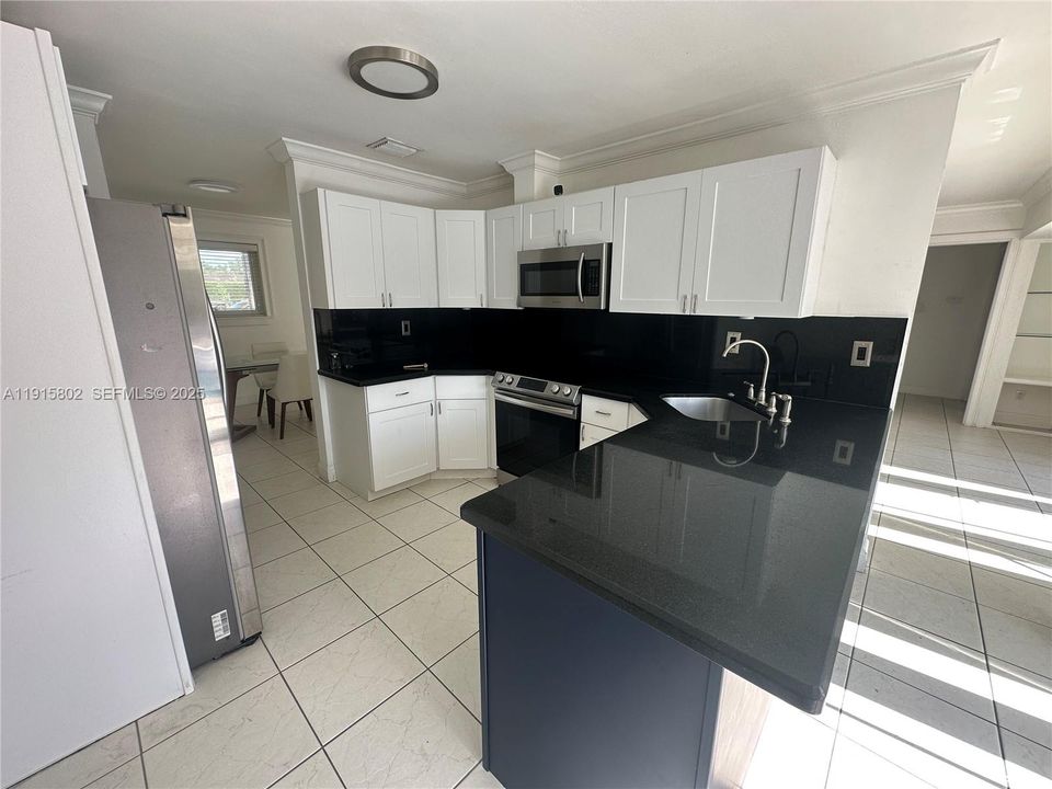 For Rent: $5,699 (4 beds, 3 baths, 1995 Square Feet)