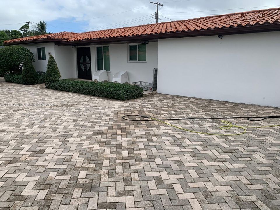 For Rent: $5,699 (4 beds, 3 baths, 1995 Square Feet)