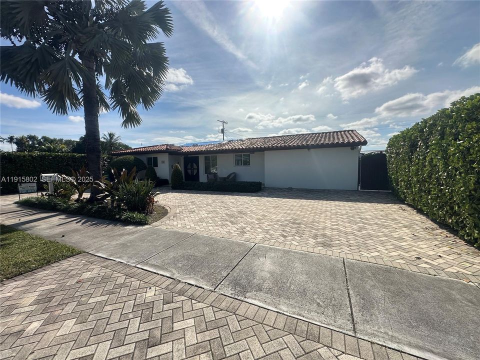 For Rent: $5,699 (4 beds, 3 baths, 1995 Square Feet)