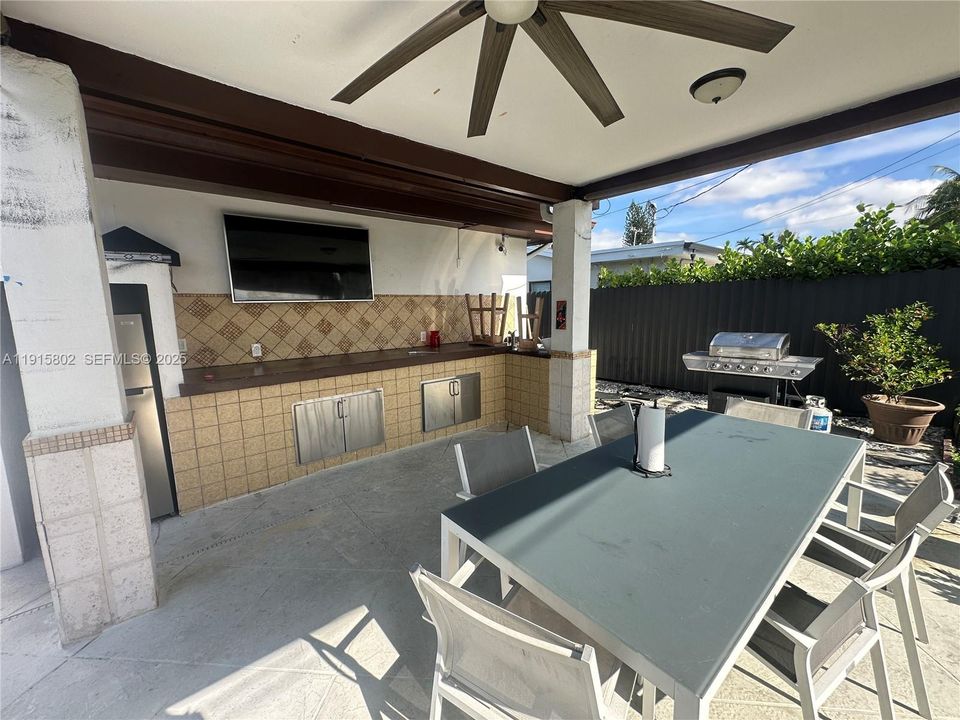 For Rent: $5,699 (4 beds, 3 baths, 1995 Square Feet)