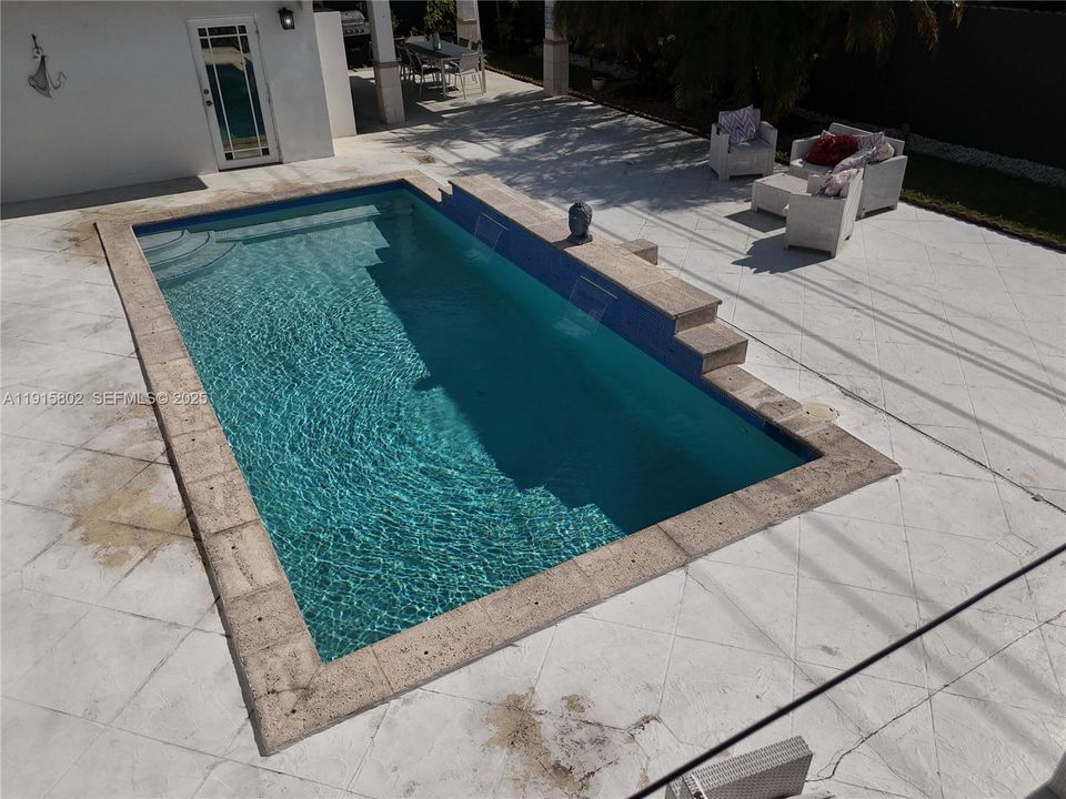 For Rent: $5,699 (4 beds, 3 baths, 1995 Square Feet)