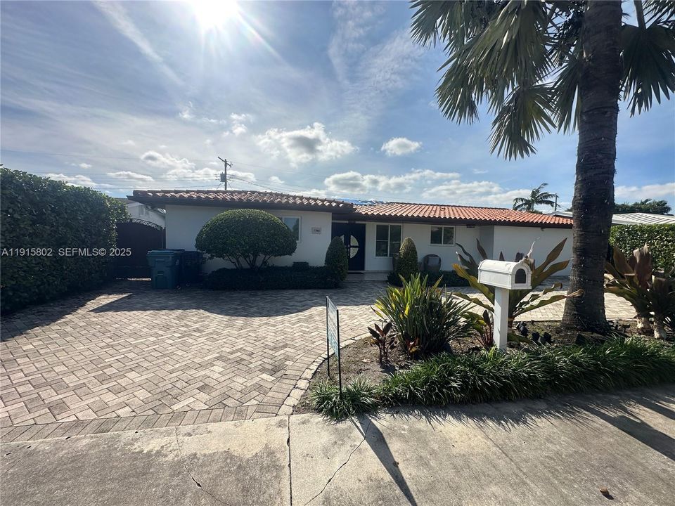 For Rent: $5,699 (4 beds, 3 baths, 1995 Square Feet)