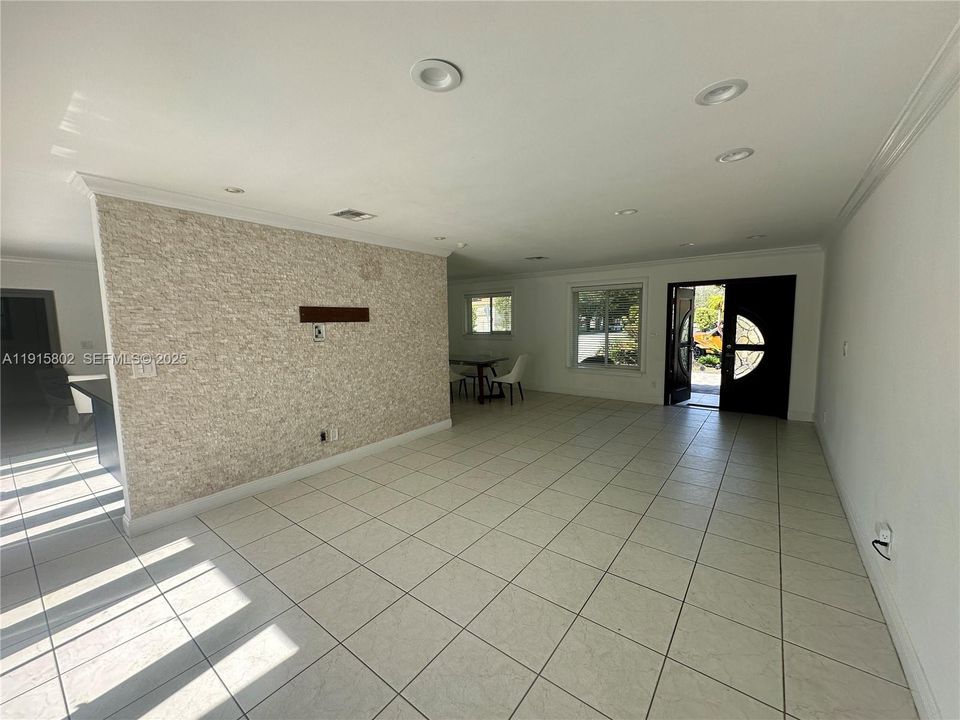 For Rent: $5,699 (4 beds, 3 baths, 1995 Square Feet)