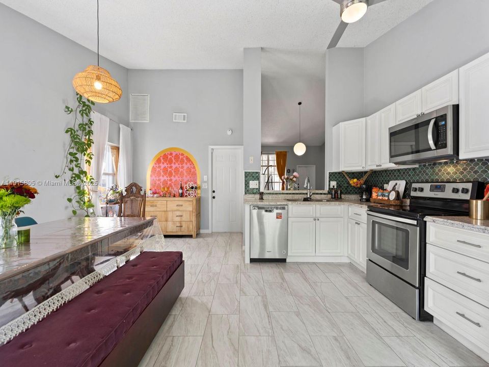 合同活跃: $485,000 (3 贝兹, 2 浴室, 1386 平方英尺)