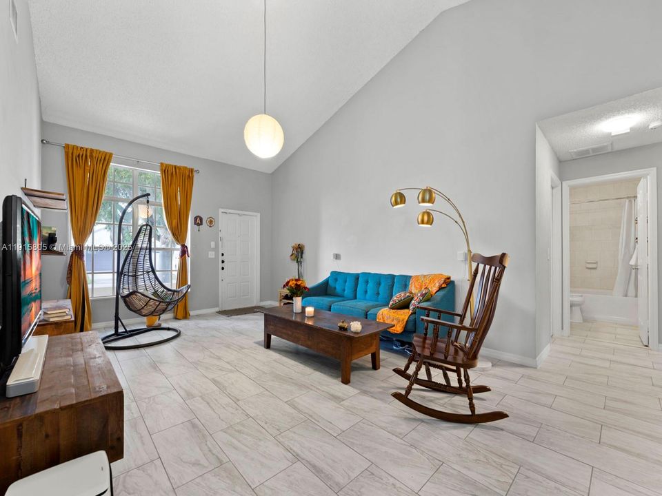 合同活跃: $485,000 (3 贝兹, 2 浴室, 1386 平方英尺)