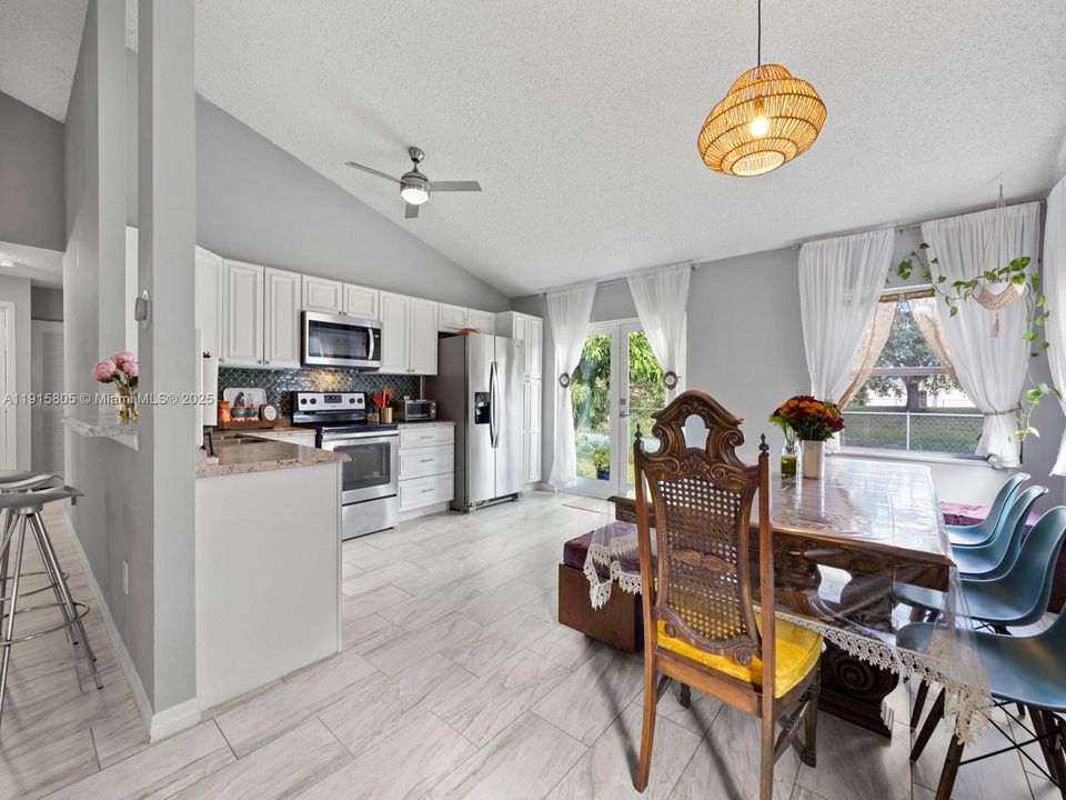 合同活跃: $485,000 (3 贝兹, 2 浴室, 1386 平方英尺)