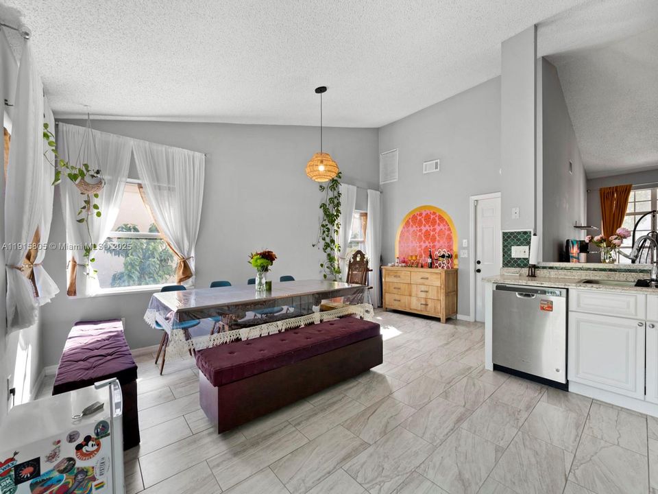 合同活跃: $485,000 (3 贝兹, 2 浴室, 1386 平方英尺)