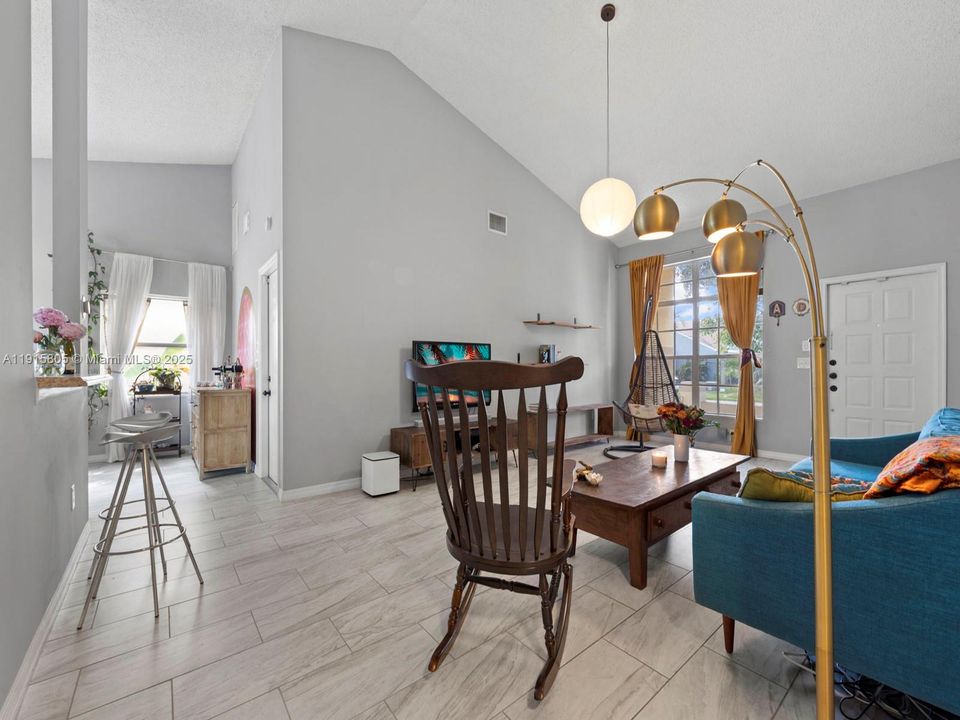 合同活跃: $485,000 (3 贝兹, 2 浴室, 1386 平方英尺)