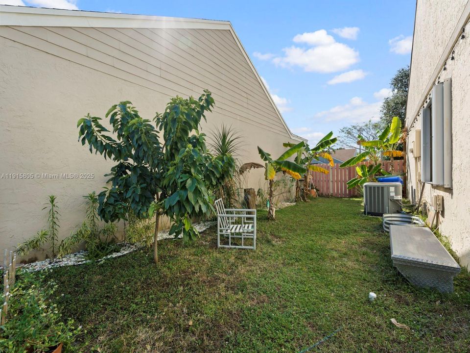 合同活跃: $485,000 (3 贝兹, 2 浴室, 1386 平方英尺)