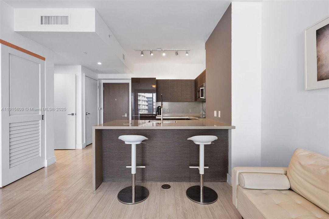 待售: $499,000 (0 贝兹, 1 浴室, 507 平方英尺)