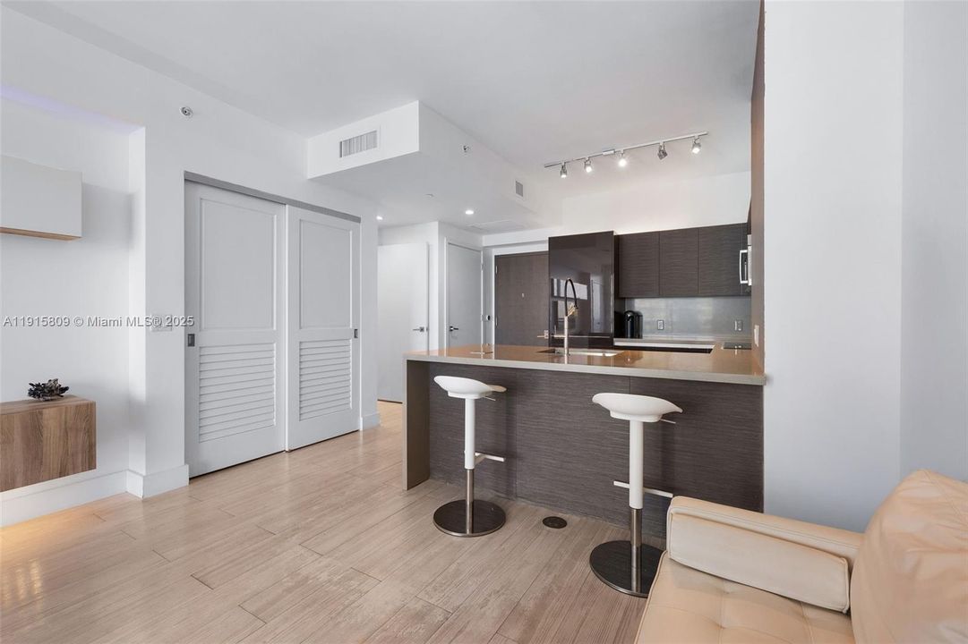 待售: $499,000 (0 贝兹, 1 浴室, 507 平方英尺)