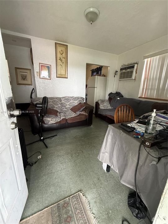 For Sale: $280,000 (2 beds, 1 baths, 572 Square Feet)