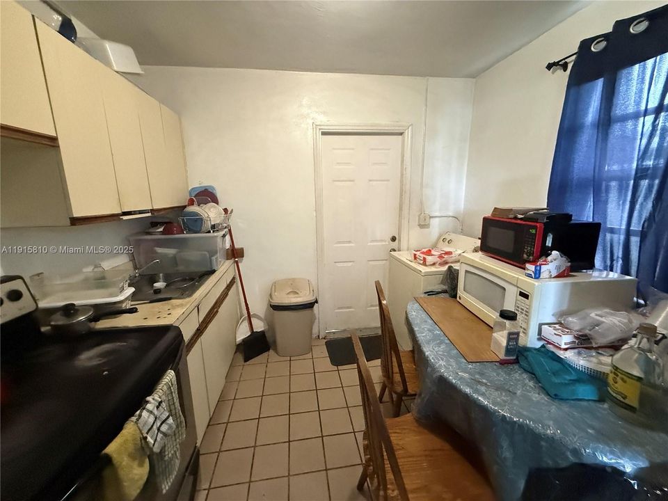 For Sale: $280,000 (2 beds, 1 baths, 572 Square Feet)