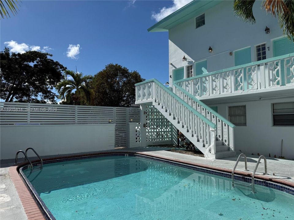 出租: $1,700 (1 贝兹, 1 浴室, 576 平方英尺)