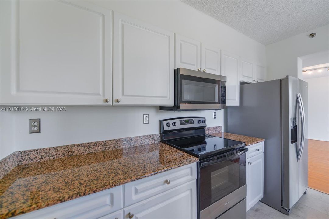 待售: $550,000 (2 贝兹, 2 浴室, 970 平方英尺)