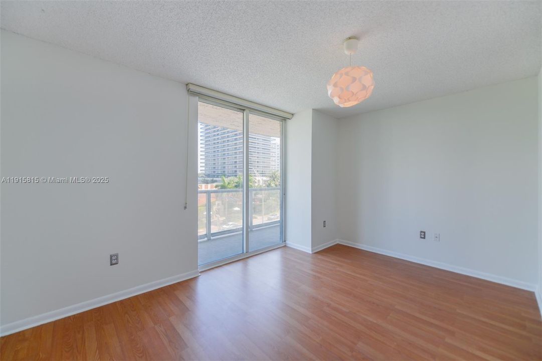 待售: $550,000 (2 贝兹, 2 浴室, 970 平方英尺)