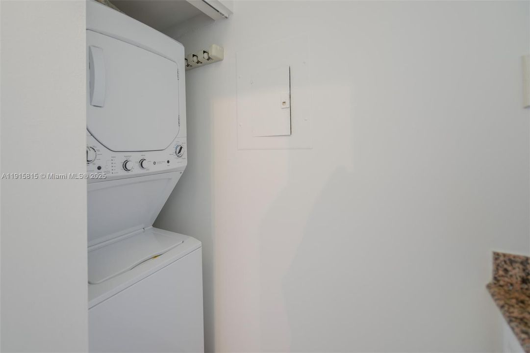 待售: $550,000 (2 贝兹, 2 浴室, 970 平方英尺)