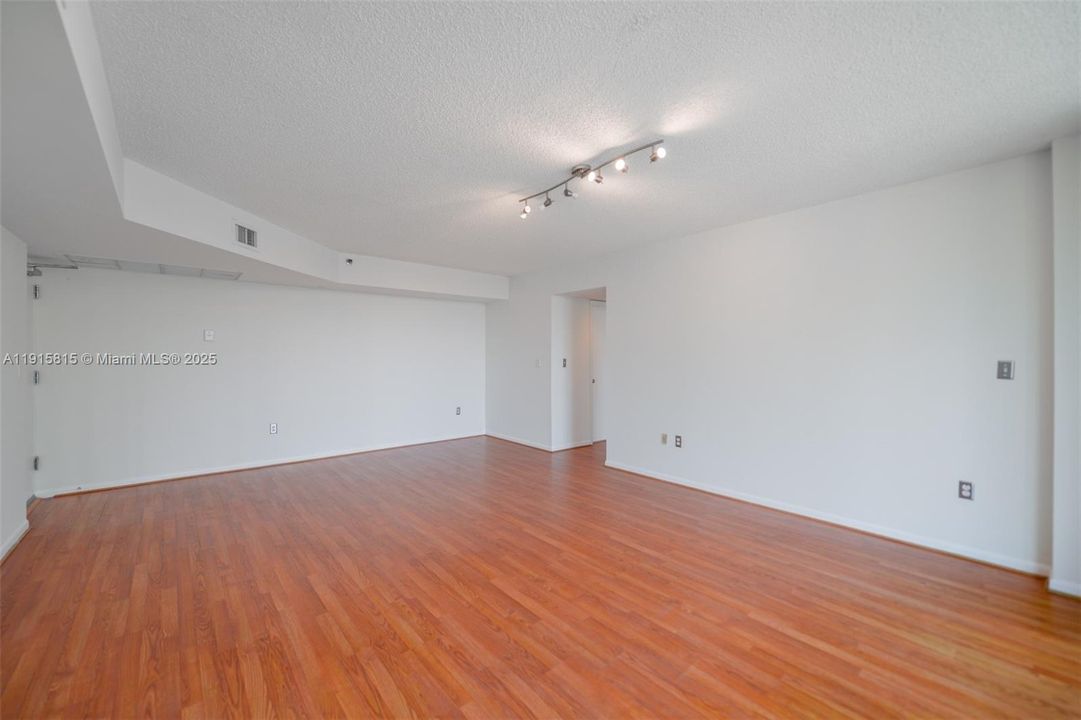 待售: $550,000 (2 贝兹, 2 浴室, 970 平方英尺)