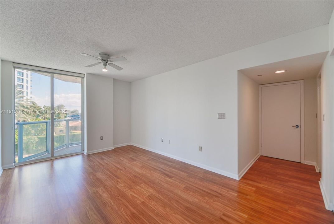 待售: $550,000 (2 贝兹, 2 浴室, 970 平方英尺)