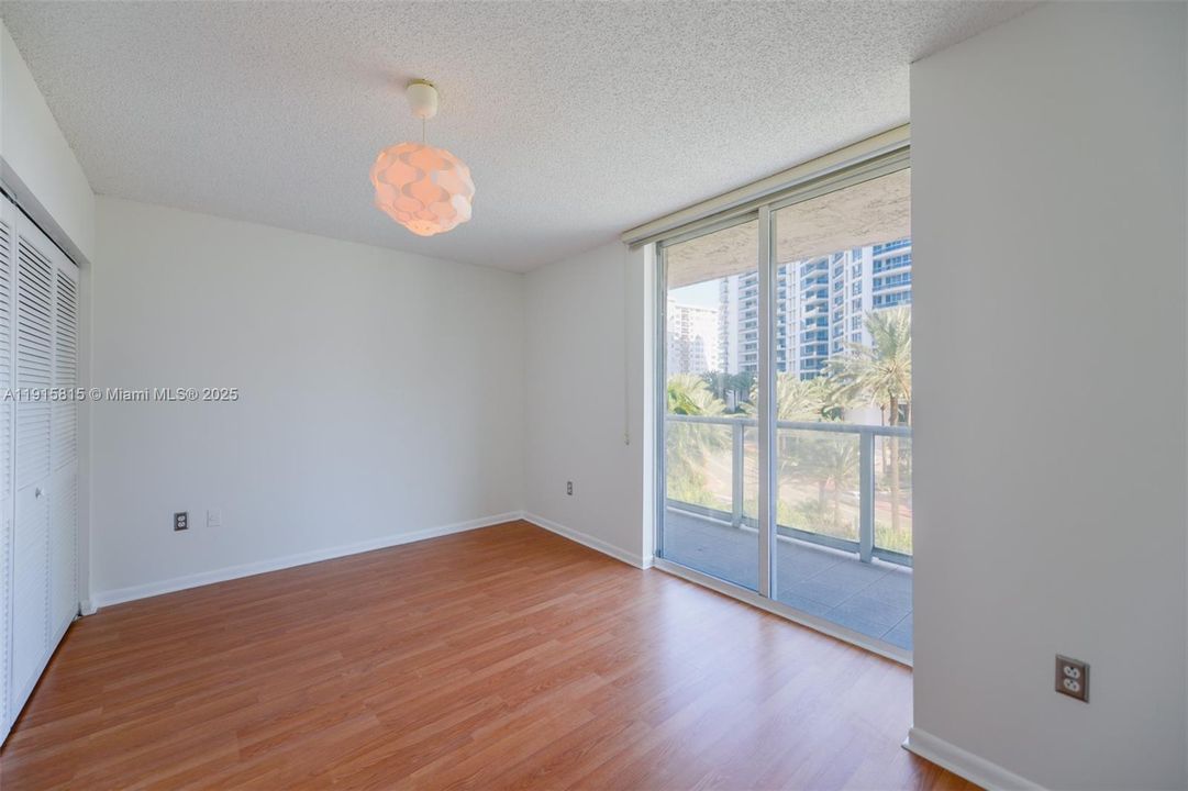 待售: $550,000 (2 贝兹, 2 浴室, 970 平方英尺)