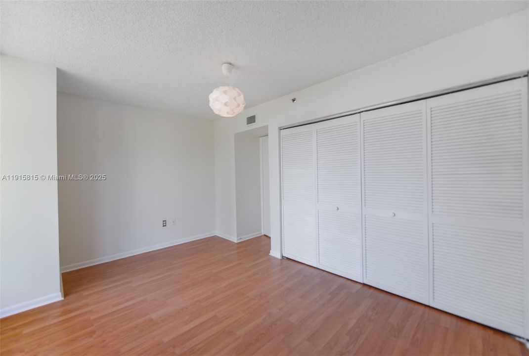 待售: $550,000 (2 贝兹, 2 浴室, 970 平方英尺)