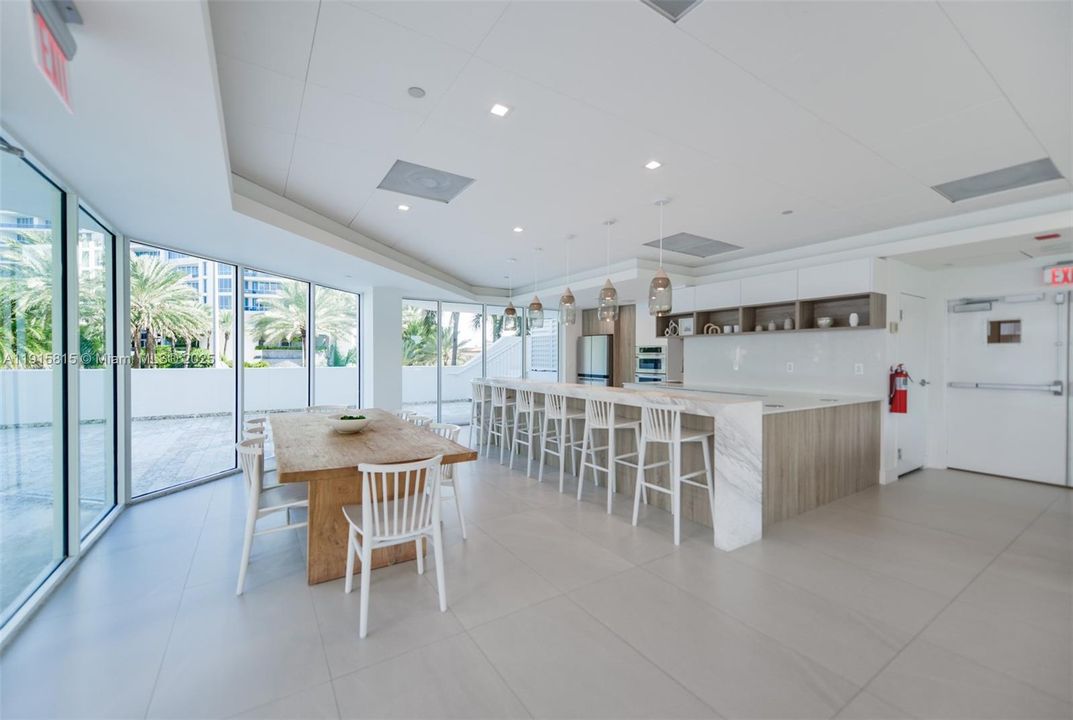 待售: $550,000 (2 贝兹, 2 浴室, 970 平方英尺)