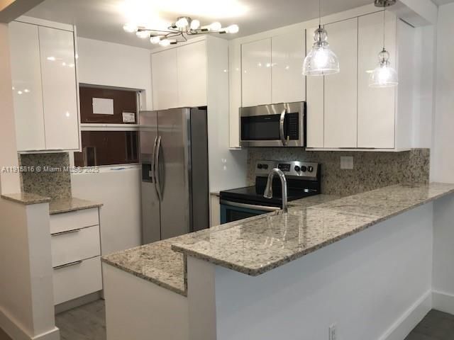 Под контрактом: $1,950 (2 спален, 2 ванн, 817 Квадратных фут)