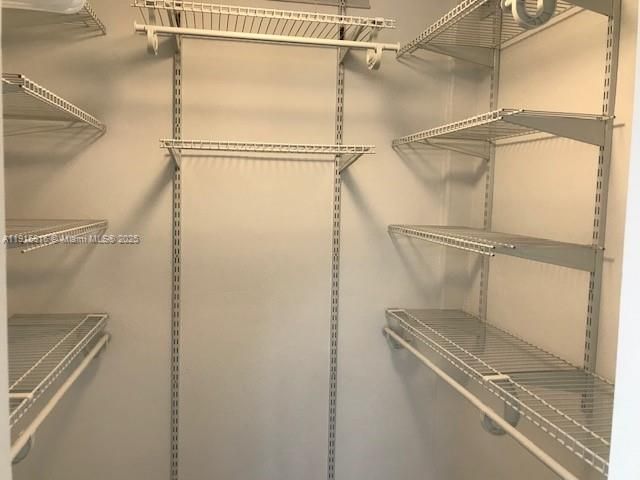 Под контрактом: $1,950 (2 спален, 2 ванн, 817 Квадратных фут)