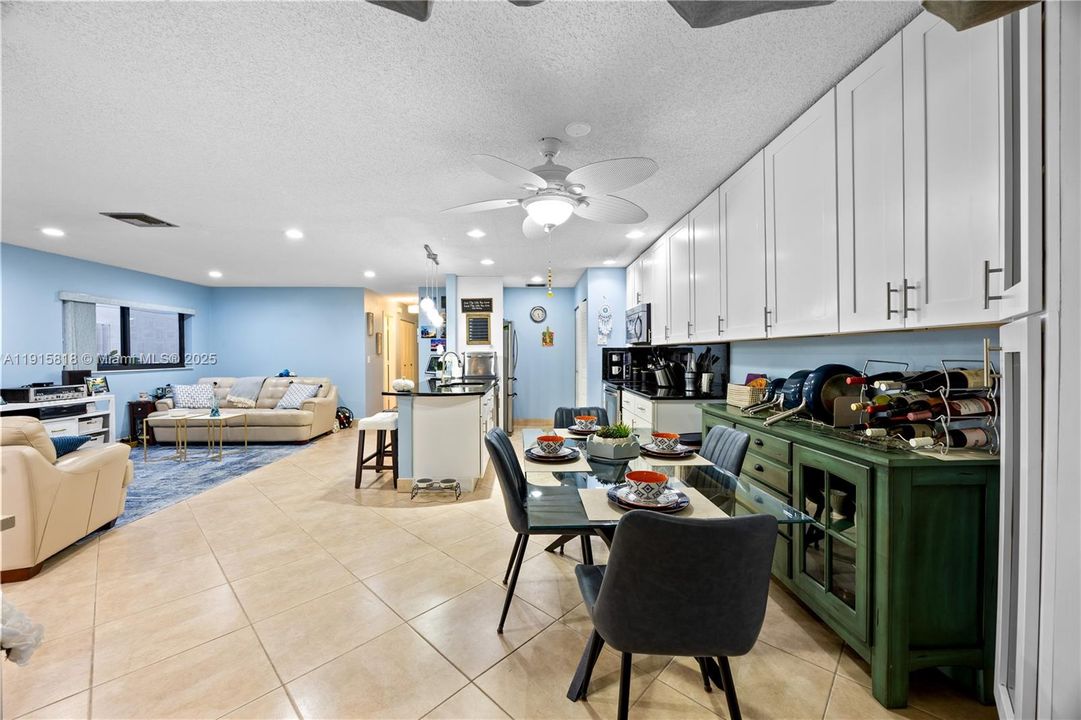 Active With Contract: $270,000 (2 beds, 2 baths, 1296 Square Feet)