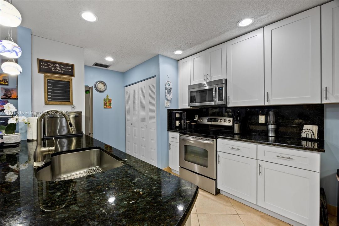 Active With Contract: $270,000 (2 beds, 2 baths, 1296 Square Feet)