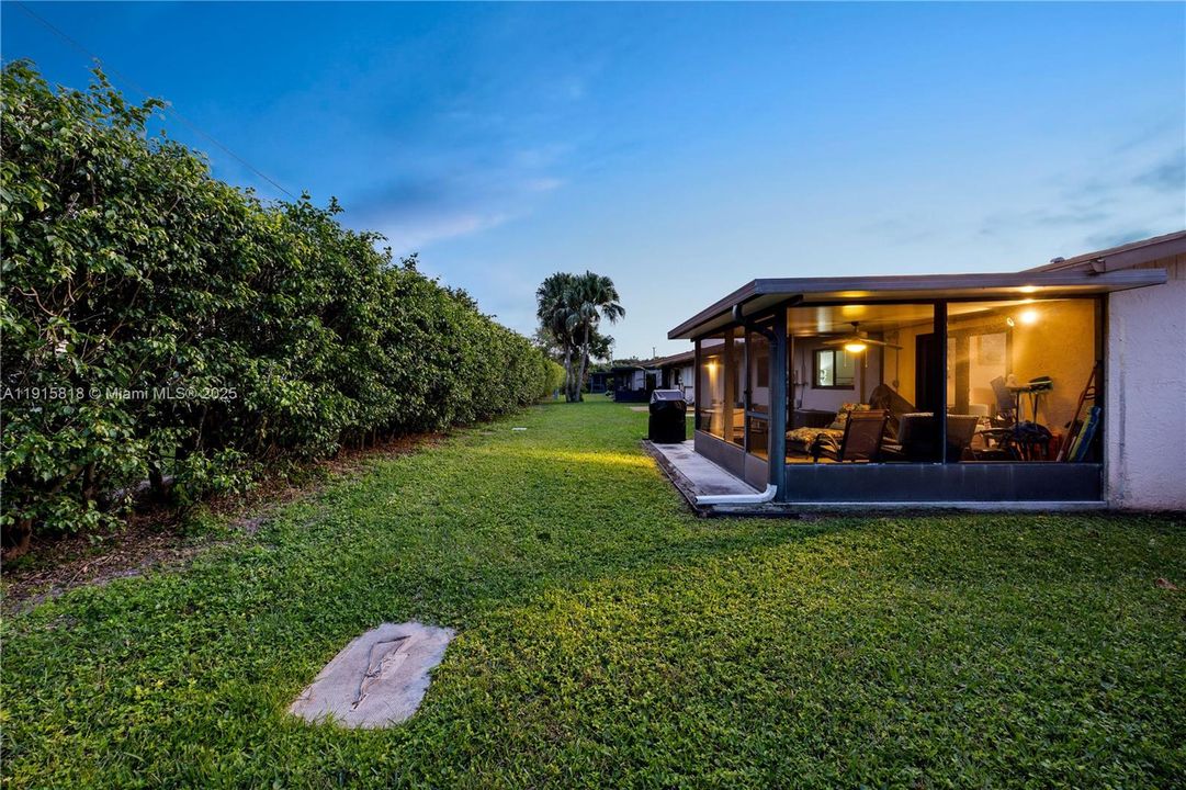 Active With Contract: $270,000 (2 beds, 2 baths, 1296 Square Feet)