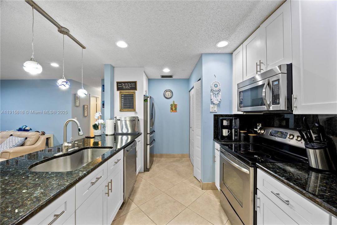 Active With Contract: $270,000 (2 beds, 2 baths, 1296 Square Feet)