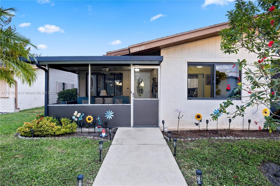 Active With Contract: $270,000 (2 beds, 2 baths, 1296 Square Feet)