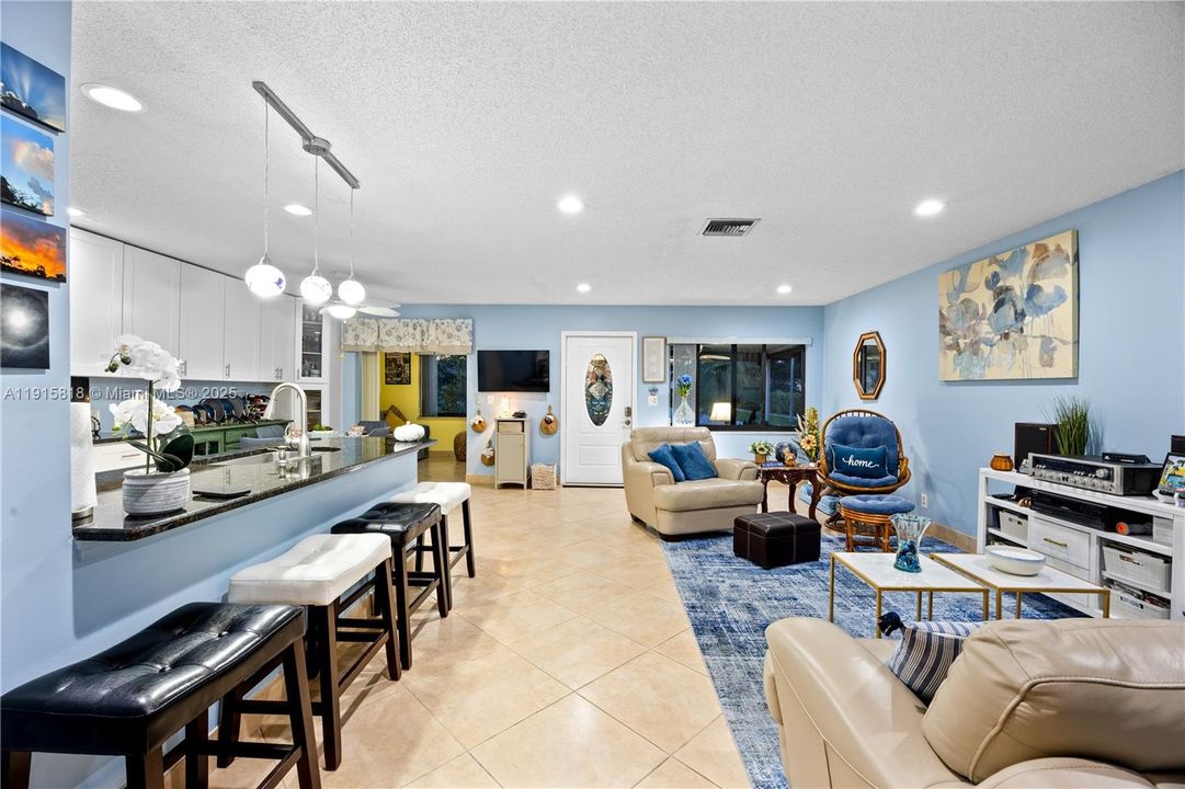 Active With Contract: $270,000 (2 beds, 2 baths, 1296 Square Feet)