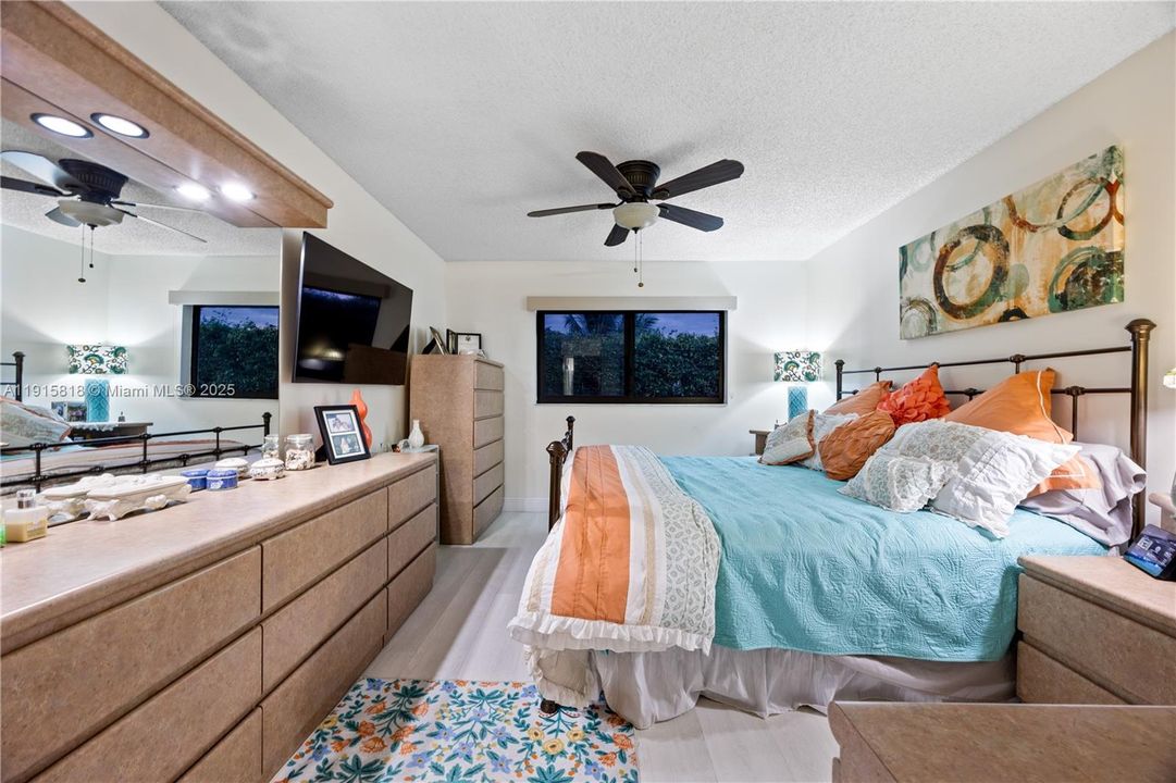 Active With Contract: $270,000 (2 beds, 2 baths, 1296 Square Feet)