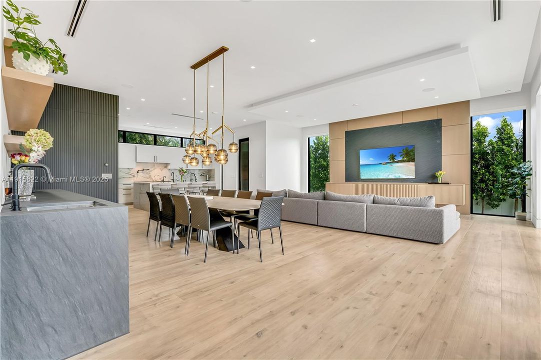 For Sale: $9,995,000 (6 beds, 6 baths, 6222 Square Feet)