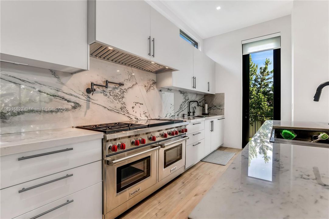 For Sale: $9,995,000 (6 beds, 6 baths, 6222 Square Feet)