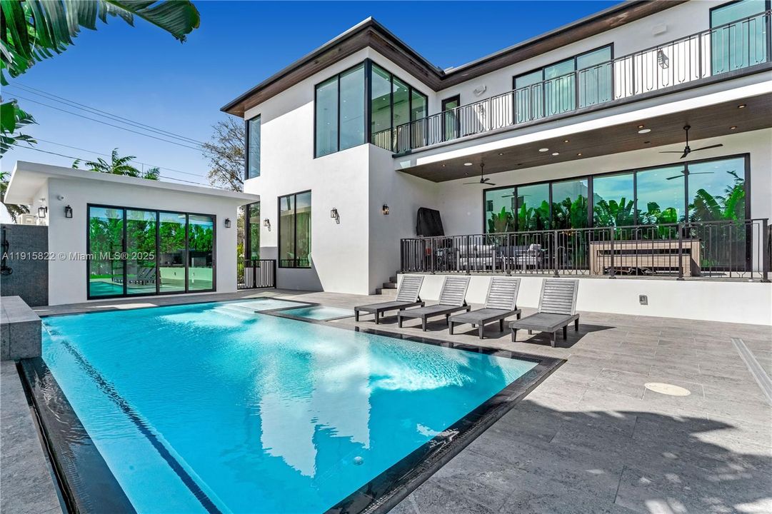 For Sale: $9,995,000 (6 beds, 6 baths, 6222 Square Feet)